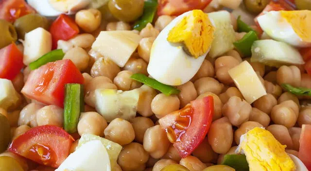 Ensalada tibia de garbanzos con huevo y rúcula Ensalada tibia de garbanzos con huevo y rúcula