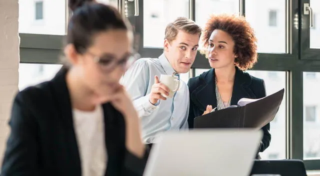 La envidia en el trabajo puede afectar la comunicación, el bienestar emocional y la productividad en cualquier entorno laboral. La envidia en el trabajo puede afectar la comunicación, el bienestar emocional y la productividad en cualquier entorno laboral.