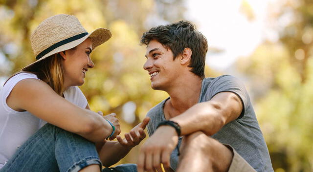 Una pareja disfrutando de su tiempo juntos durante el noviazgo. Una pareja disfrutando de su tiempo juntos durante el noviazgo.