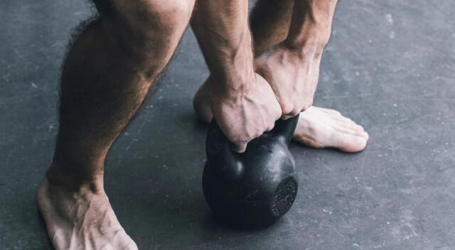 Aunque entrenar descalzo puede ser beneficioso, requiere una transición gradual y responsable para evitar lesiones. Aunque entrenar descalzo puede ser beneficioso, requiere una transición gradual y responsable para evitar lesiones.