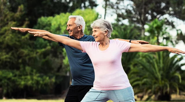 Una de las mejores formas de comenzar a practicar yoga es con la postura del guerrero, ideal para trabajar la fuerza de piernas, brazos y el equilibrio. 