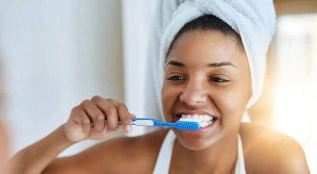 Cepillarse los dientes. Cepillarse los dientes.
