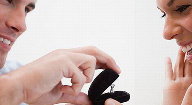 Recibir un anillo de compromiso. Recibir un anillo de compromiso.