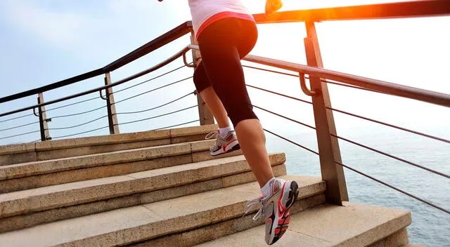 Breves intervalos intensos de subida de escaleras aumentan la aptitud cardiorrespiratoria, incluso en mujeres que antes llevaban una vida sedentaria. Breves intervalos intensos de subida de escaleras aumentan la aptitud cardiorrespiratoria, incluso en mujeres que antes llevaban una vida sedentaria.