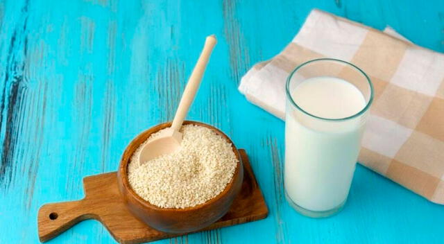 La leche de ajonjolí, elaborada a partir de semillas de sésamo, es una bebida vegetal ideal para quienes buscan opciones libres de lactosa. La leche de ajonjolí, elaborada a partir de semillas de sésamo, es una bebida vegetal ideal para quienes buscan opciones libres de lactosa.