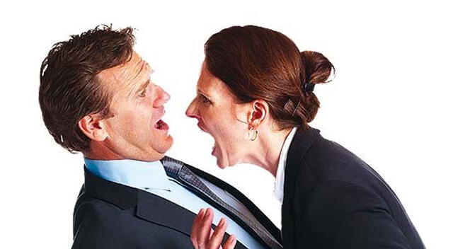 Buscar ayuda profesional y rodearse de una red de apoyo son pasos clave para sanar del daño emocional causado por la violencia verbal. Buscar ayuda profesional y rodearse de una red de apoyo son pasos clave para sanar del daño emocional causado por la violencia verbal.
