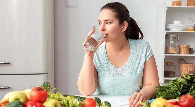 Una correcta hidratación a lo largo del día reduce la necesidad de beber grandes cantidades de agua durante las comidas. Una correcta hidratación a lo largo del día reduce la necesidad de beber grandes cantidades de agua durante las comidas.