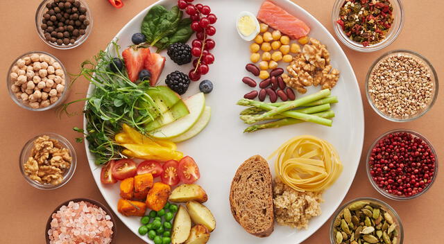 Una alimentación saludable es el complemento ideal para potenciar los efectos del ejercicio y cuidar la postura desde adentro.