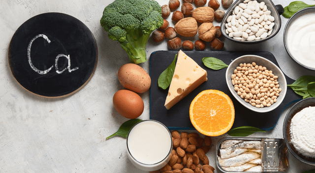 Leche, queso y yogur son fuentes clave de calcio, esenciales para mantener dientes fuertes y prevenir enfermedades dentales. Leche, queso y yogur son fuentes clave de calcio, esenciales para mantener dientes fuertes y prevenir enfermedades dentales.