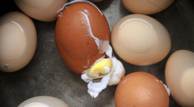 Cocer huevos correctamente evita que la cáscara se agriete y asegura un resultado limpio y uniforme.