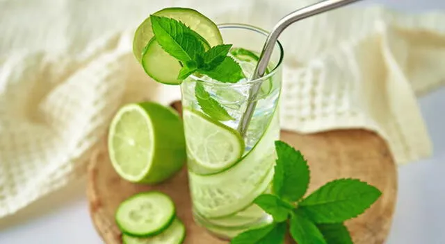 La combinación de limón, pepino y jengibre en agua fría crea una bebida natural ideal para refrescar el cuerpo y favorecer la digestión. La combinación de limón, pepino y jengibre en agua fría crea una bebida natural ideal para refrescar el cuerpo y favorecer la digestión.