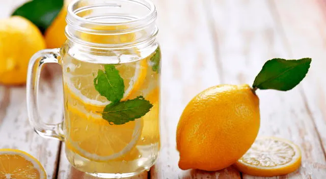 Preparar agua con limón en ayunas es rápido y fácil: solo jugo de limón fresco y agua tibia, sin azúcar ni endulzantes para aprovechar sus beneficios.