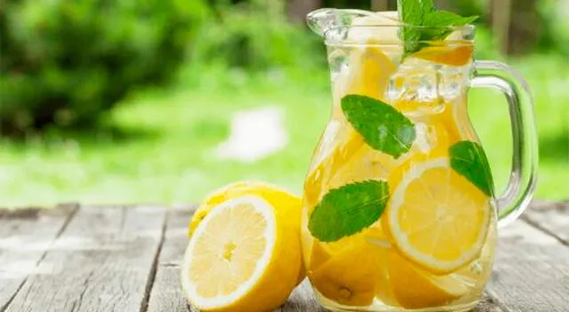 Un vaso de agua tibia con limón es una forma natural y sencilla de comenzar el día hidratado y estimular la digestión.