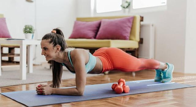 Variar la plancha básica con movimientos dinámicos ayuda a fortalecer el core de forma funcional y protege la espalda en actividades diarias.