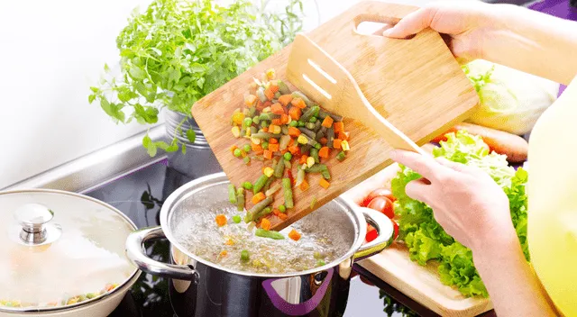 Una dieta rica en frutas, verduras y fibras favorece una microbiota diversa y resiliente, lo que fortalece el sistema inmune y mejora el metabolismo. Una dieta rica en frutas, verduras y fibras favorece una microbiota diversa y resiliente, lo que fortalece el sistema inmune y mejora el metabolismo.