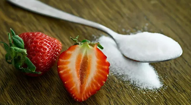Sumergir las fresas en una solución con bicarbonato de sodio ayuda a eliminar gran parte de los pesticidas sin afectar su sabor ni textura. Sumergir las fresas en una solución con bicarbonato de sodio ayuda a eliminar gran parte de los pesticidas sin afectar su sabor ni textura.