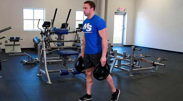 Aunque el yoga contribuye a tonificar, los expertos recomiendan combinarlo con ejercicios de fuerza si se busca un desarrollo muscular más completo.