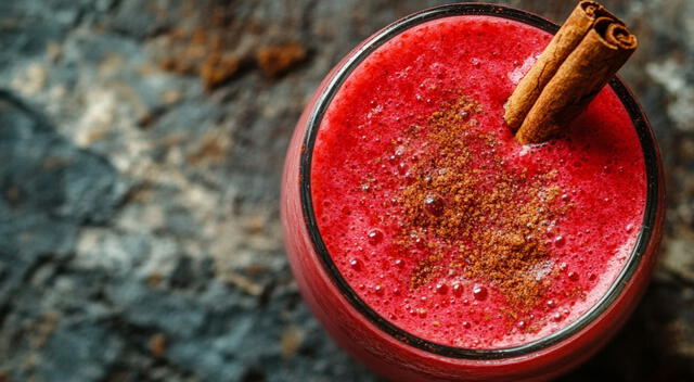 El jugo de fresa con proteína es una opción ligera y efectiva para apoyar el desarrollo muscular después del entrenamiento.
