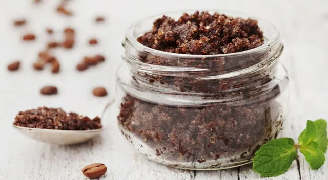 Masajes circulares con café molido y aceite de coco ayudan a reducir la apariencia de la celulitis y favorecen la circulación. Masajes circulares con café molido y aceite de coco ayudan a reducir la apariencia de la celulitis y favorecen la circulación.