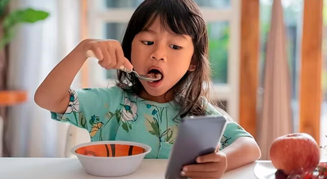 Comer frente al celular activa un modo de “piloto automático” en el cerebro del niño. Simplemente mastica y traga sin procesar lo que ocurre. 