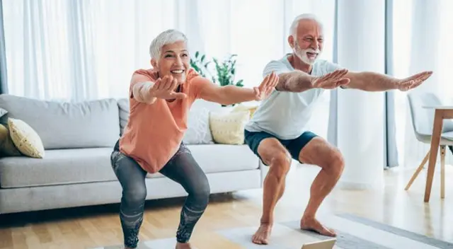 Ejercicios como el peso muerto a una pierna o la plancha lateral con alcance activan músculos clave para mantener el equilibrio y la fuerza funcional.