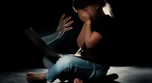 Los especialistas advierten que la navegación no supervisada por internet en niños puede ponerlos en contacto con adultos que buscan aprovecharse de su inocencia. Los especialistas advierten que la navegación no supervisada por internet en niños puede ponerlos en contacto con adultos que buscan aprovecharse de su inocencia.