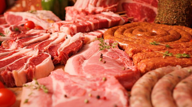 Las dietas ricas en productos procesados, carnes rojas y azúcares están relacionadas con un mayor riesgo de desarrollar demencia y otras enfermedades crónicas. Las dietas ricas en productos procesados, carnes rojas y azúcares están relacionadas con un mayor riesgo de desarrollar demencia y otras enfermedades crónicas.