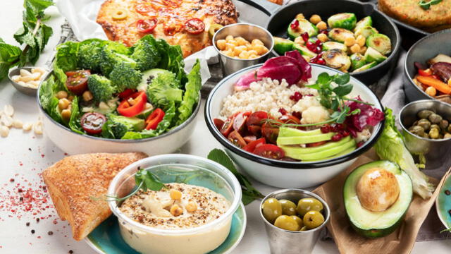 Una alimentación saludable y balanceada es clave para controlar el colesterol y prevenir enfermedades del corazón. Una alimentación saludable y balanceada es clave para controlar el colesterol y prevenir enfermedades del corazón.