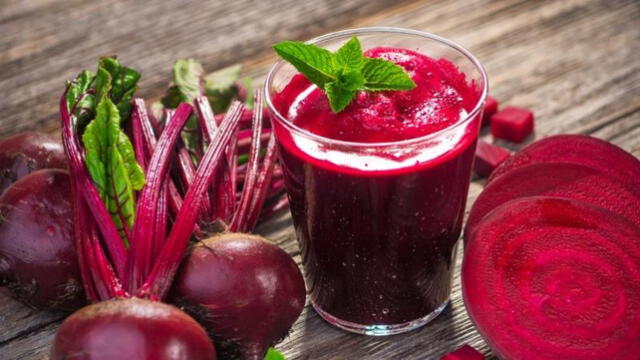 El jugo de beterraga mejora la digestión gracias a su contenido en fibra, betaina y compuestos naturales que estimulan el tránsito. El jugo de beterraga mejora la digestión gracias a su contenido en fibra, betaina y compuestos naturales que estimulan el tránsito.