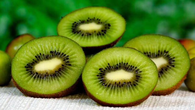 Consumir kiwi regularmente puede ayudar a mejorar la salud digestiva y reducir molestias abdominales, según especialistas en gastroenterología. Consumir kiwi regularmente puede ayudar a mejorar la salud digestiva y reducir molestias abdominales, según especialistas en gastroenterología.