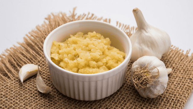 El ajo contiene compuestos naturales con efecto antiinflamatorio que pueden ayudar a reducir el dolor en las articulaciones.