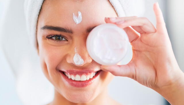 Una rutina de skincare efectiva no necesita decenas de productos: limpieza, protector solar y retinol son la base, según la dermatóloga Leire Barrutia.