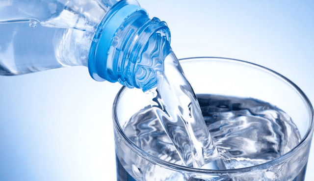 Beber agua con regularidad es una de las recomendaciones clave para personas con hígado graso. Beber agua con regularidad es una de las recomendaciones clave para personas con hígado graso.