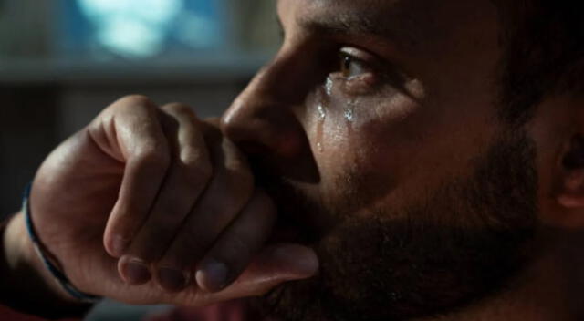 Joven llorando sin motivo aparente. Joven llorando sin motivo aparente.