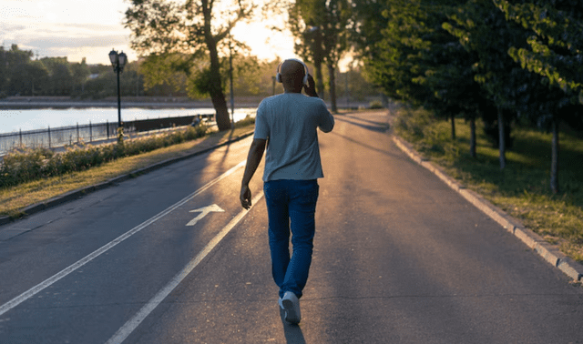 Caminar a diario es una forma segura y efectiva de mantenerse activo si se vive con problemas renales. Caminar a diario es una forma segura y efectiva de mantenerse activo si se vive con problemas renales.
