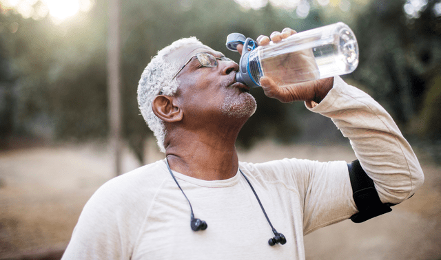 Uno de los principales efectos positivos de una buena ingesta de agua es la mejora en la filtración glomerular.