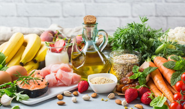 Llevar una alimentación saludable y eliminar ciertos alimentos podría ser clave para vivir más y mejor, según expertos y personas centenarias. Llevar una alimentación saludable y eliminar ciertos alimentos podría ser clave para vivir más y mejor, según expertos y personas centenarias.
