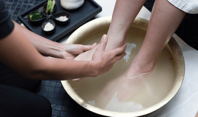 El lavado con bicarbonato y sal se ha vuelto muy popular por su efectividad para eliminar bacterias y hongos que suelen proliferar en los pies. El lavado con bicarbonato y sal se ha vuelto muy popular por su efectividad para eliminar bacterias y hongos que suelen proliferar en los pies.
