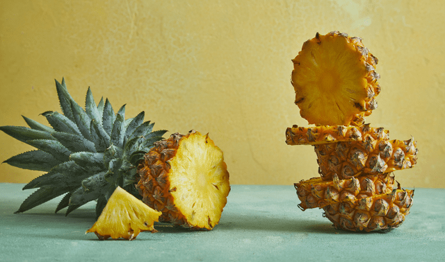 La piña, además de ser refrescante y nutritiva, puede mejorar la calidad del sueño gracias a su aporte natural de melatonina. La piña, además de ser refrescante y nutritiva, puede mejorar la calidad del sueño gracias a su aporte natural de melatonina.
