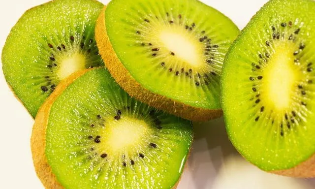Consumir Kiwi regularmente puede mejorar la digestión y fortalecer el sistema inmunológico. Consumir Kiwi regularmente puede mejorar la digestión y fortalecer el sistema inmunológico.