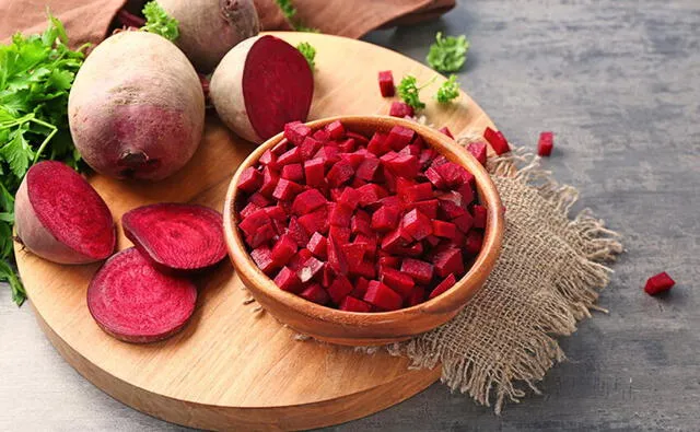 La beterraga es una excelente fuente de betalaínas, compuestos antioxidantes que reducen la inflamación y estimulan las funciones del hígado. La beterraga es una excelente fuente de betalaínas, compuestos antioxidantes que reducen la inflamación y estimulan las funciones del hígado.