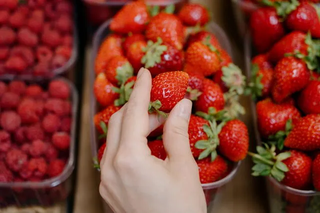 Las frutas rojas, bajas en calorías y llenas de antioxidantes, son perfectas como snack, postre o topping para tus desayunos, ayudándote a bajar de peso. Las frutas rojas, bajas en calorías y llenas de antioxidantes, son perfectas como snack, postre o topping para tus desayunos, ayudándote a bajar de peso.
