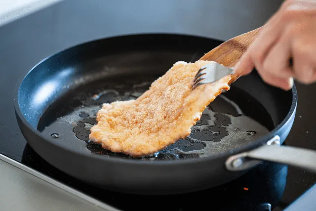 Milanesas de pollo doradas y crujientes, preparadas con avena para reducir calorías. Milanesas de pollo doradas y crujientes, preparadas con avena para reducir calorías.
