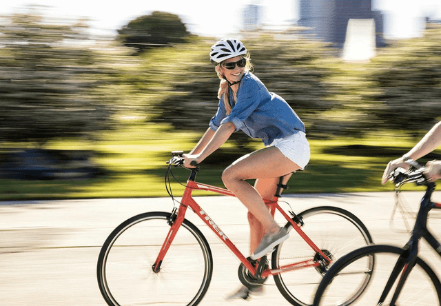 Andar en bicicleta no solo permite llegar más rápido a destino, sino que puede ser hasta cuatro veces más eficiente que caminar.   
