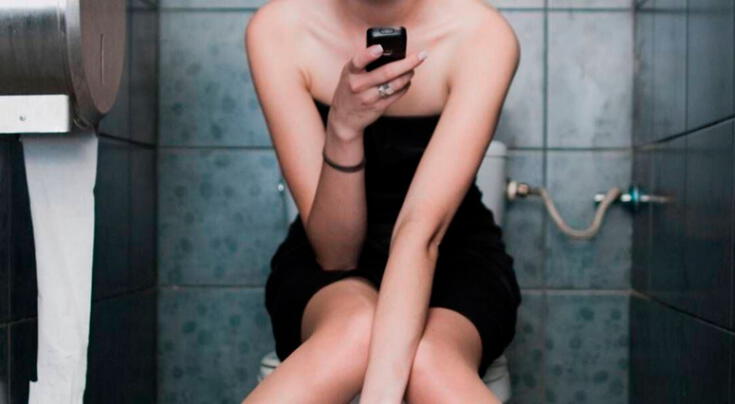 Médico revela si es bueno o no ir al baño con el móvil.