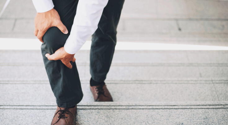 Expertos revelan si es bueno o no subir escaleras con dolor de rodilla.