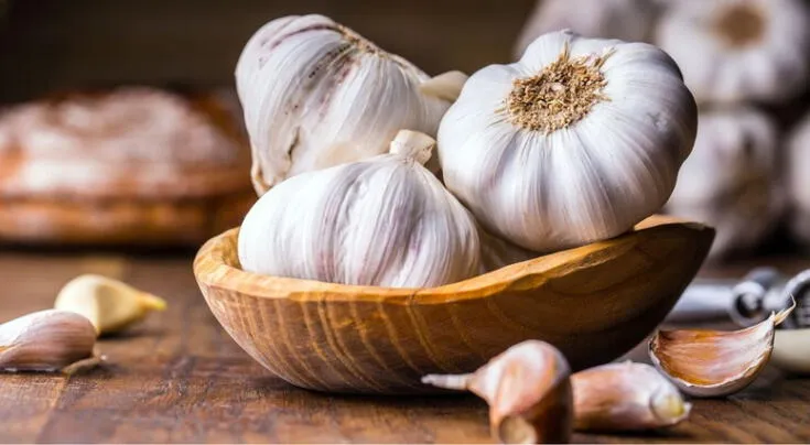 Descubre cómo aprovechar las cáscaras de ajo, un tesoro natural lleno de beneficios.