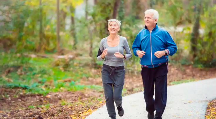 Existe un ejercicio simple que mejora la postura y fortalece las piernas en adultos mayores.