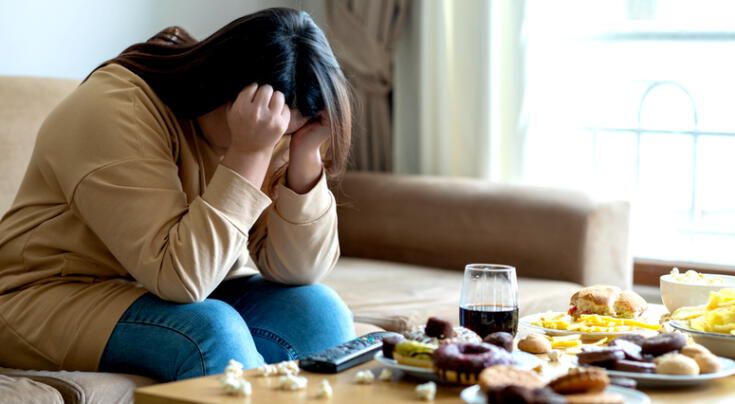 ¿Tienes ansiedad y comes en exceso? Estos consejos te ayudarán a romper ese ciclo, según expertos