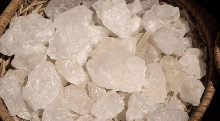 Piedra de alumbre: beneficios, usos tradicionales y lo que debes saber antes de aplicarla